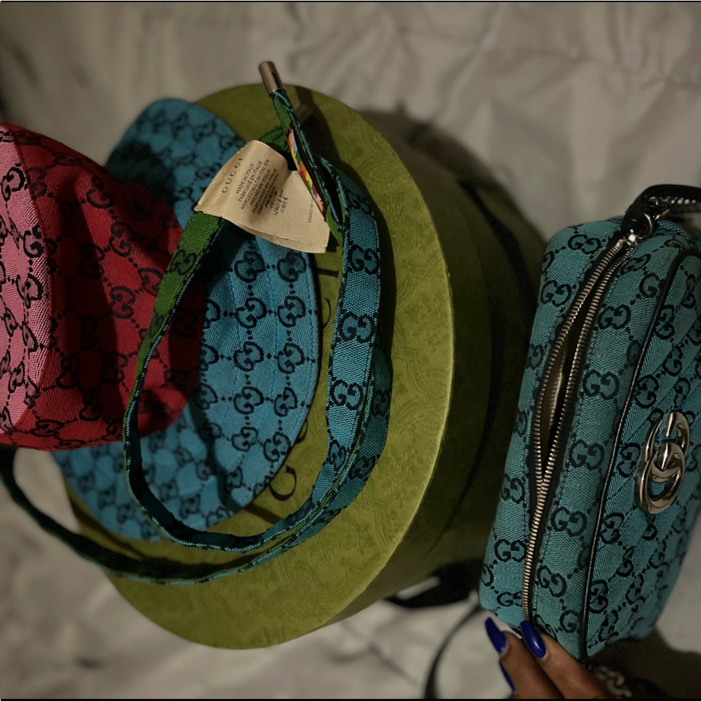 Gucci bucket hat wit matching crossbody bag.